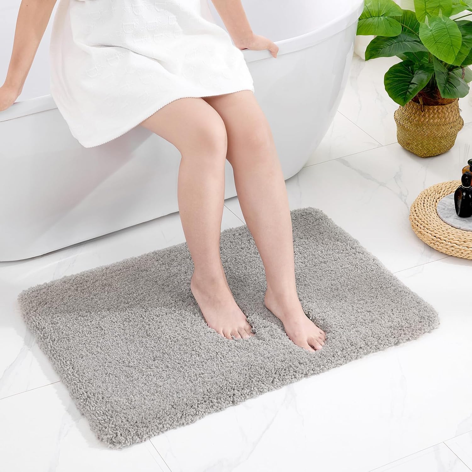 White Bathroom Rug 20x32 Non Slip Fluffy Bath Mat for Bathroom Floor Washable Plush Luxury Bath Rug for Tub Soft Shaggy Absorbent Shower Sink Mat