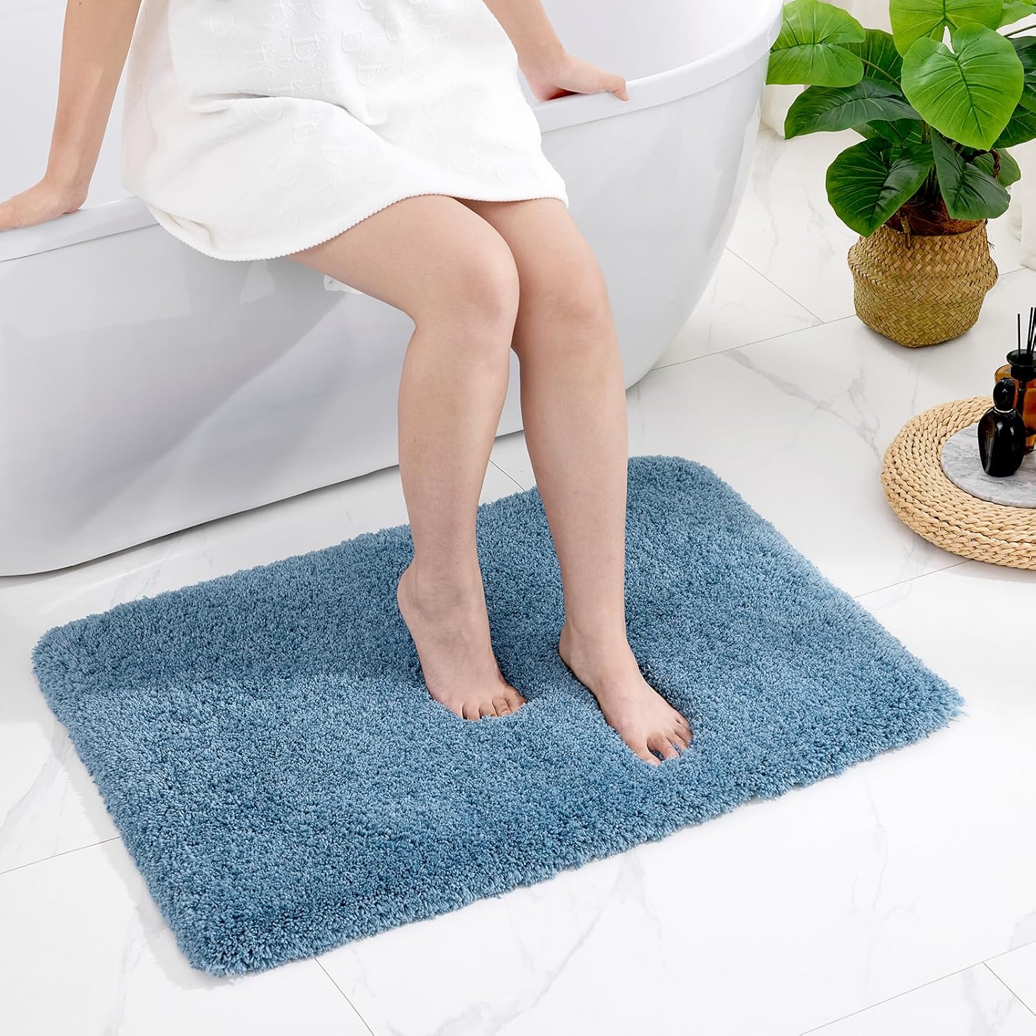 White Bathroom Rug 20x32 Non Slip Fluffy Bath Mat for Bathroom Floor Washable Plush Luxury Bath Rug for Tub Soft Shaggy Absorbent Shower Sink Mat