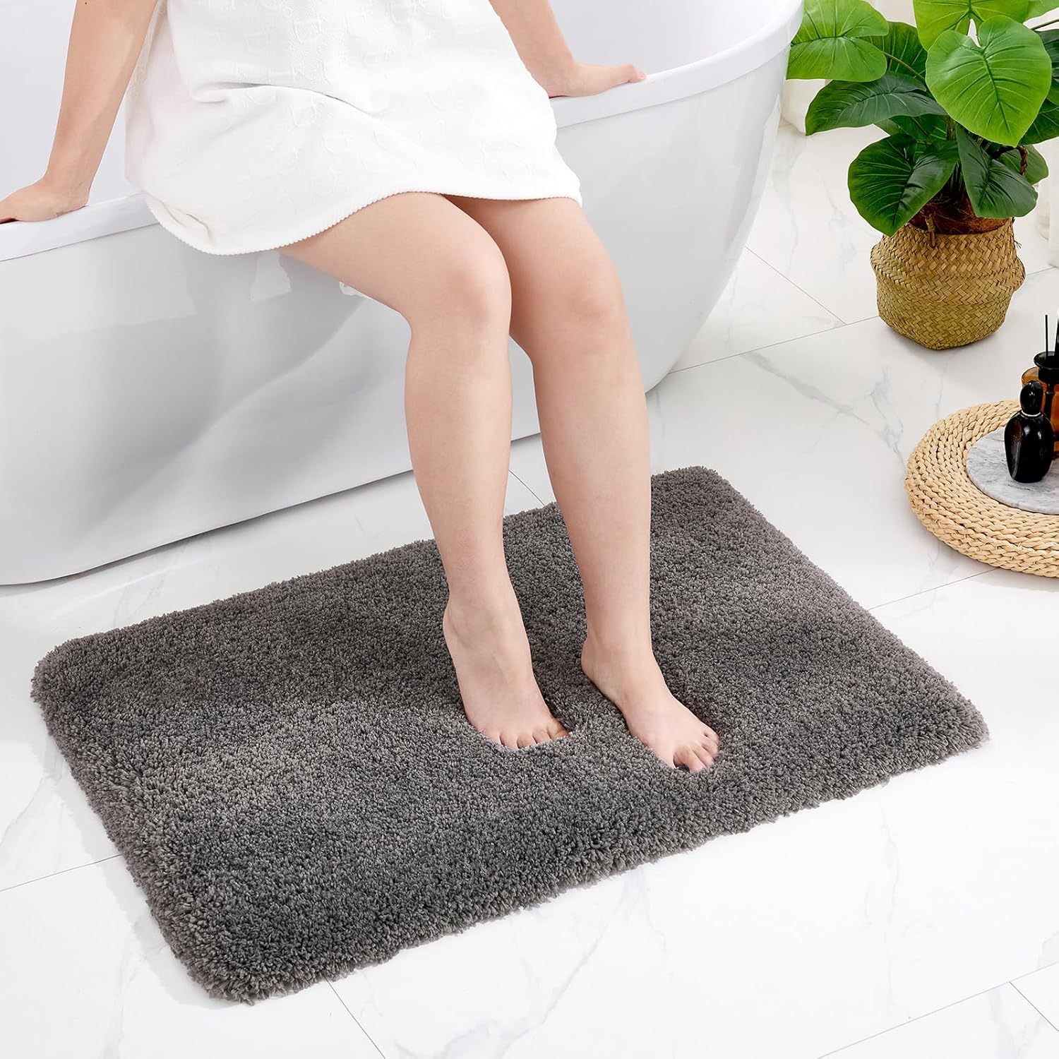 White Bathroom Rug 20x32 Non Slip Fluffy Bath Mat for Bathroom Floor Washable Plush Luxury Bath Rug for Tub Soft Shaggy Absorbent Shower Sink Mat